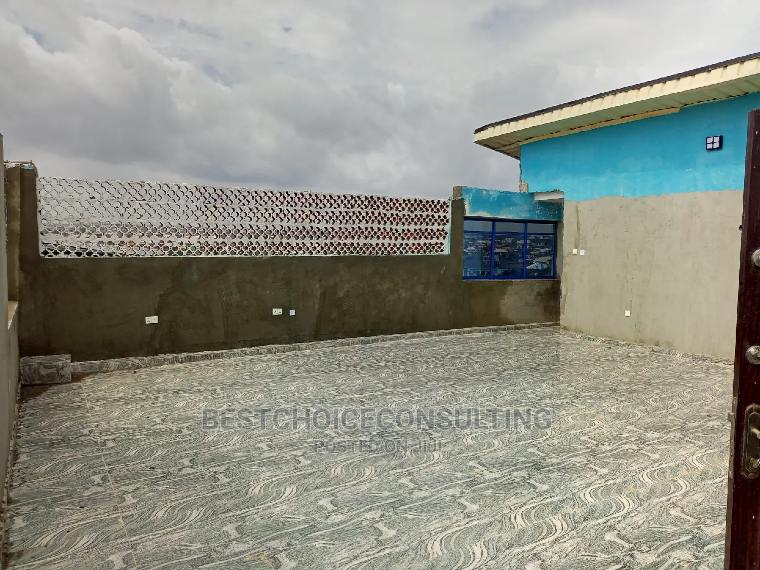 Lounge Space for Lease by the Road, in Akala Expr. Kasumu Rd in Akala Express