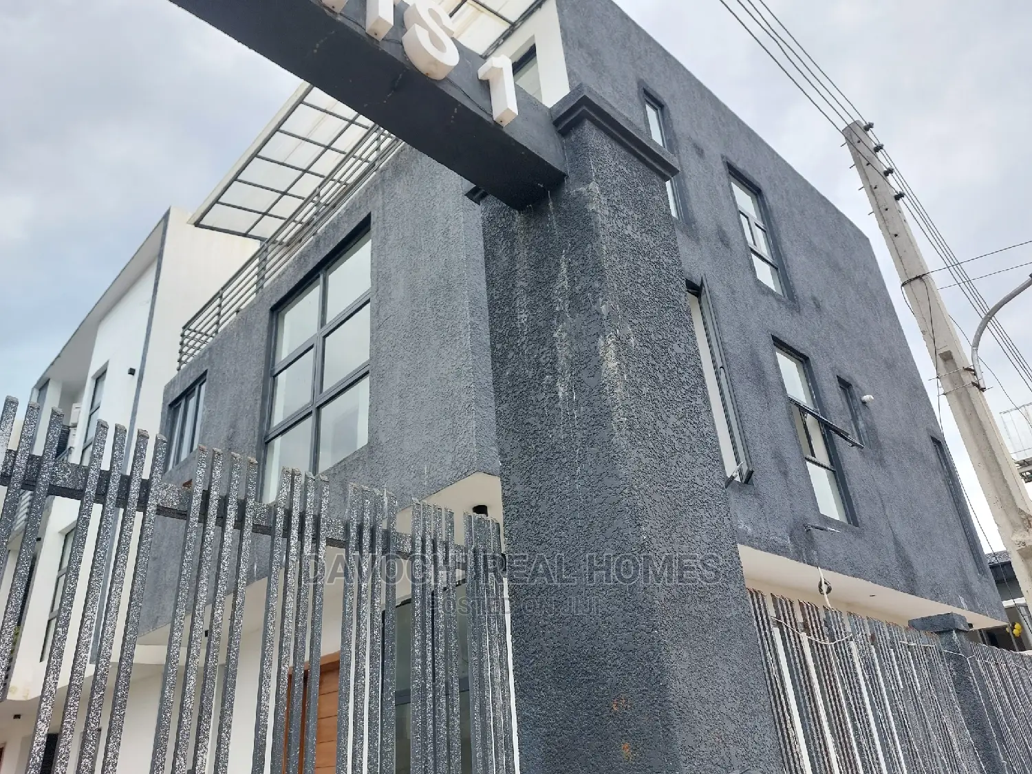 4bdrm Duplex in Chevron Drive for rent in Chevron