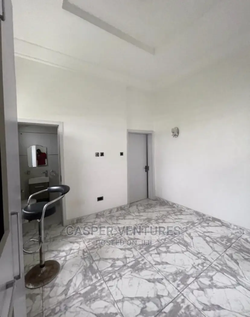 5bdrm Duplex in Chevron for sale in Chevron