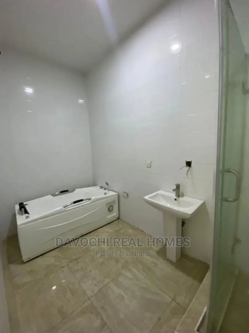 5bdrm Duplex in Chevron Drive, Lekki for sale in Lekki