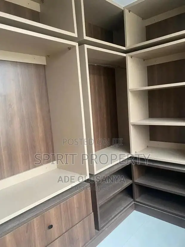Furnished 6bdrm Maisonette in Magodo for Sale in Magodo