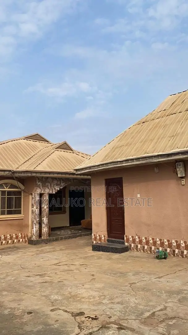 8bdrm Block of Flats in Alhikmah University, Ilorin West for sale in Ilorin West