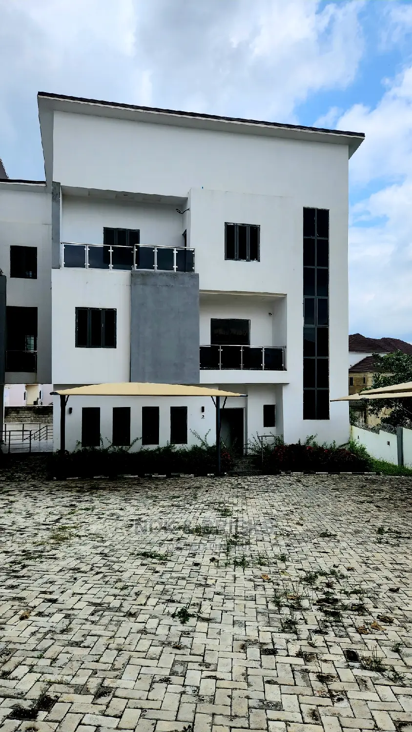 4bdrm Duplex in Lawn Court, Guzape District for sale in Guzape District