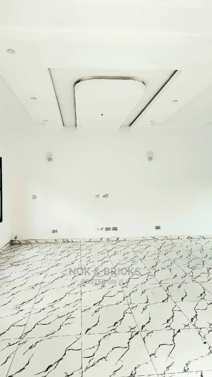4bdrm Duplex in Lawn Court, Guzape District for sale in Guzape District
