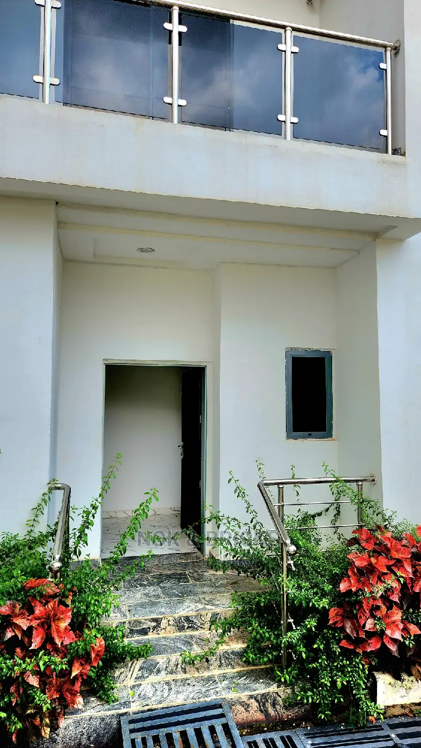 4bdrm Duplex in Lawn Court, Guzape District for sale in Guzape District