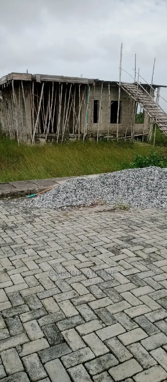 Distress Sales, 666 SQM Land With Uncomplicated Building in Abraham Adesanya Estate