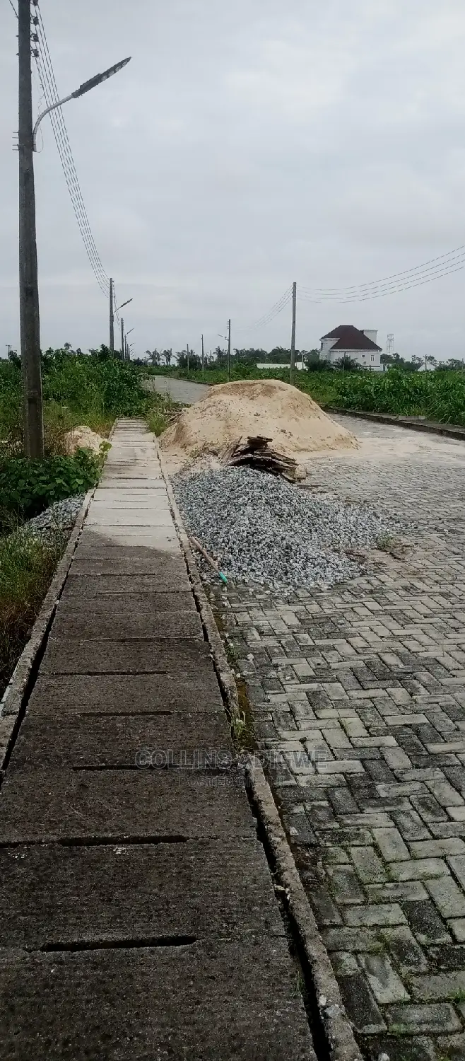 Distress Sales, 666 SQM Land With Uncomplicated Building in Abraham Adesanya Estate