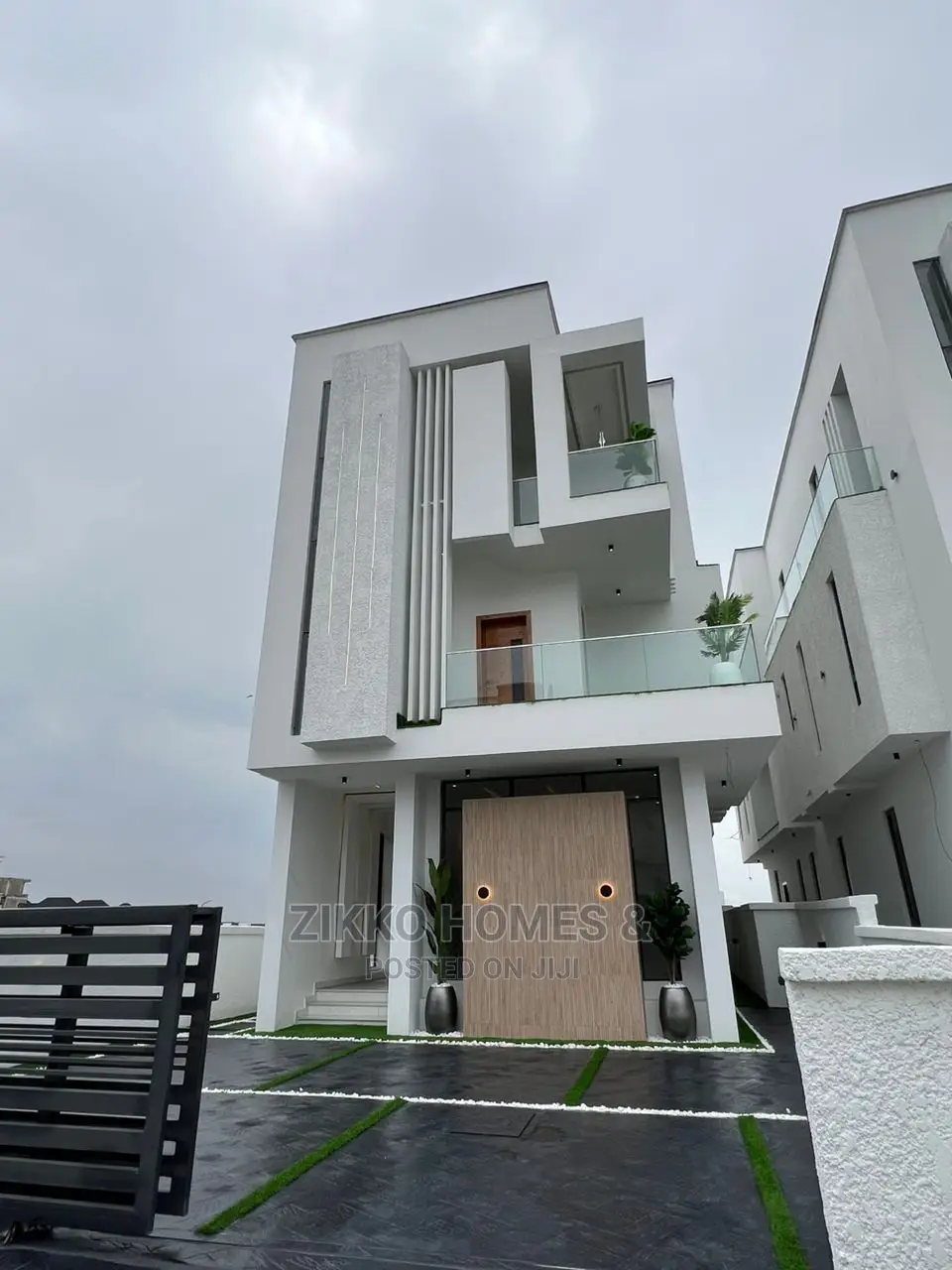 5bdrm Duplex in Chevron Drive for sale in Chevron