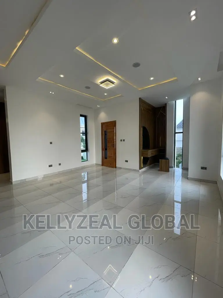 Furnished 5bdrm Duplex in Chevron for sale in Chevron