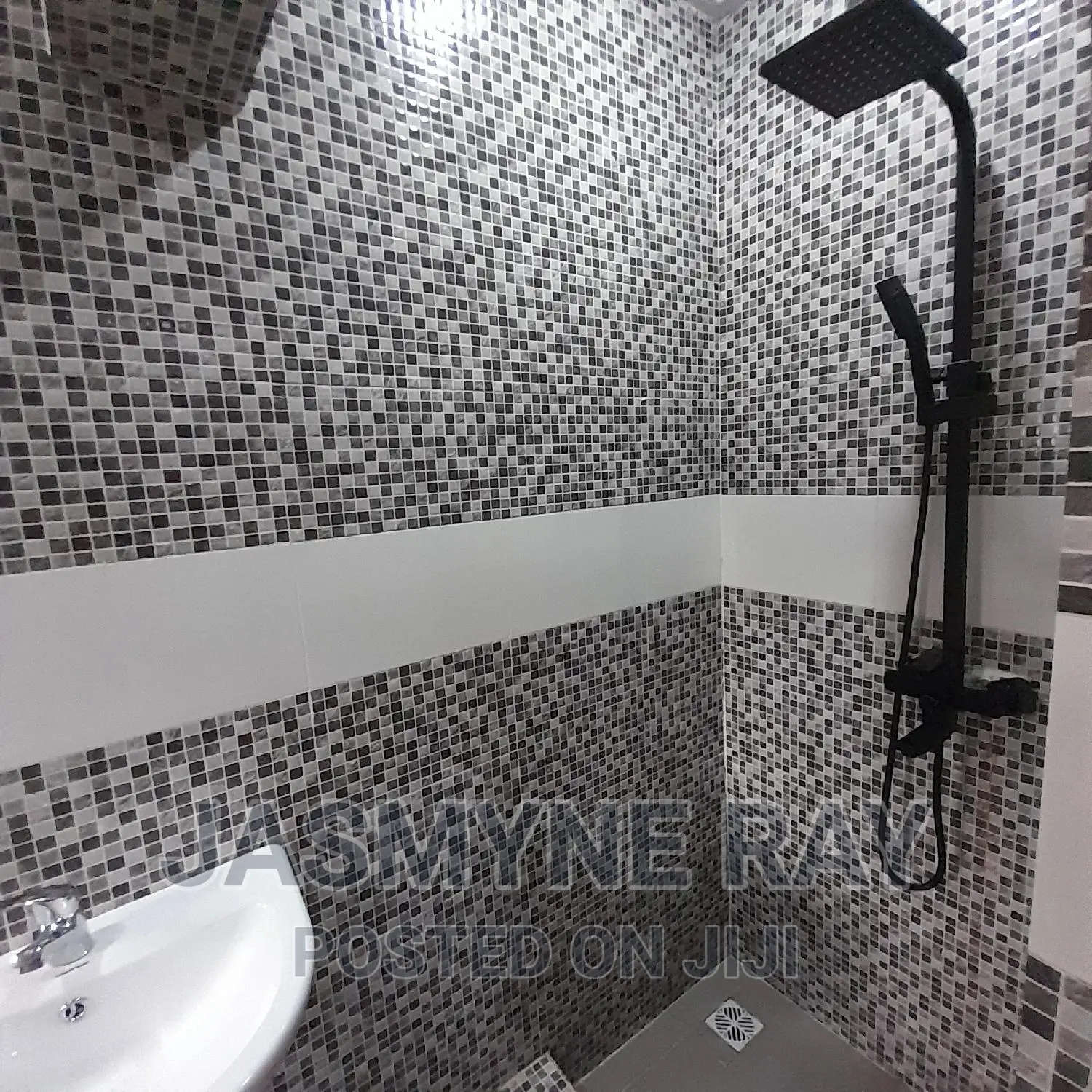 House 5 Single Deluxe Ensuite Room in New Garage / Gbagada