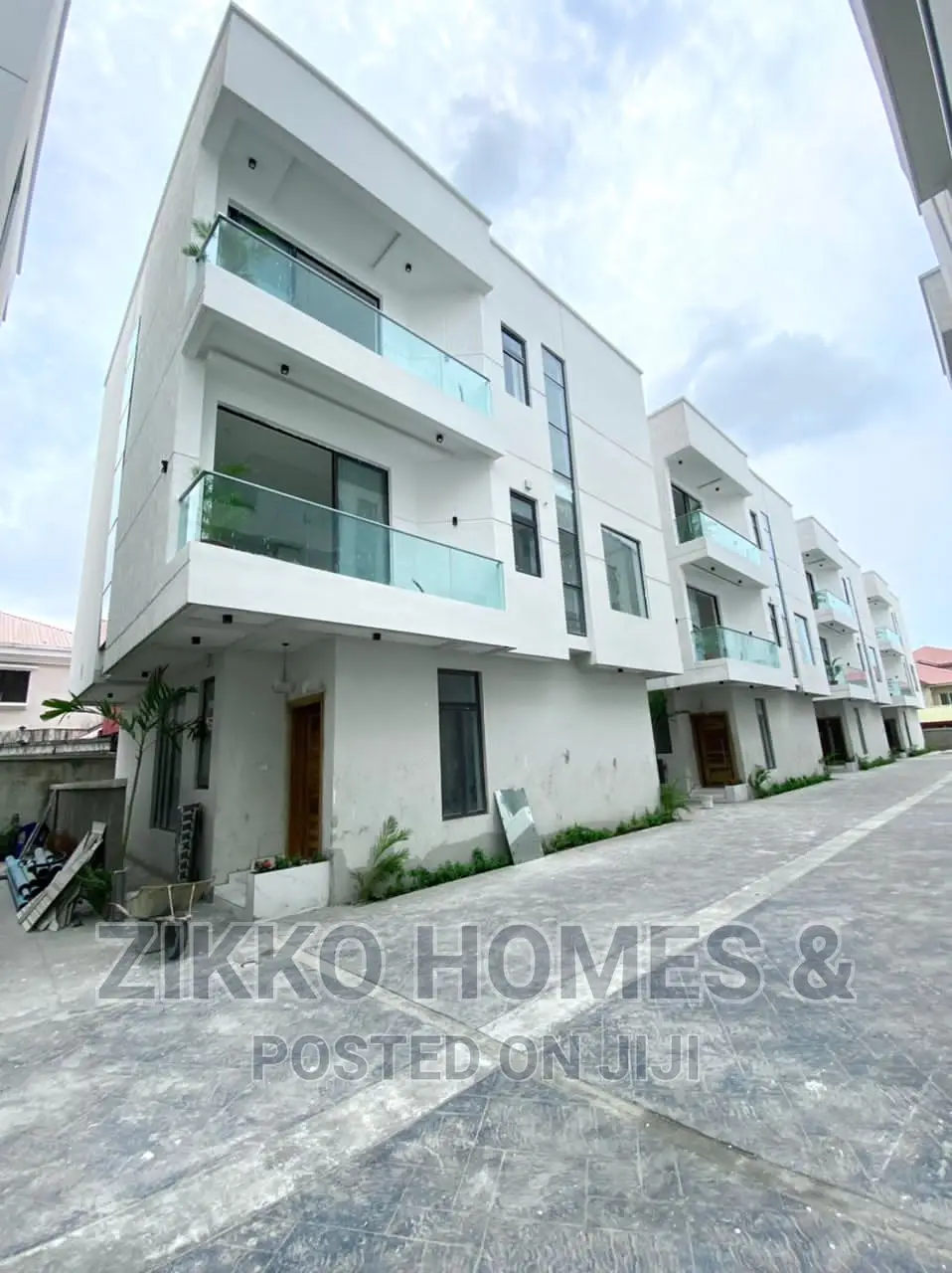 5bdrm Duplex in Lekki for sale in Lekki Phase 1