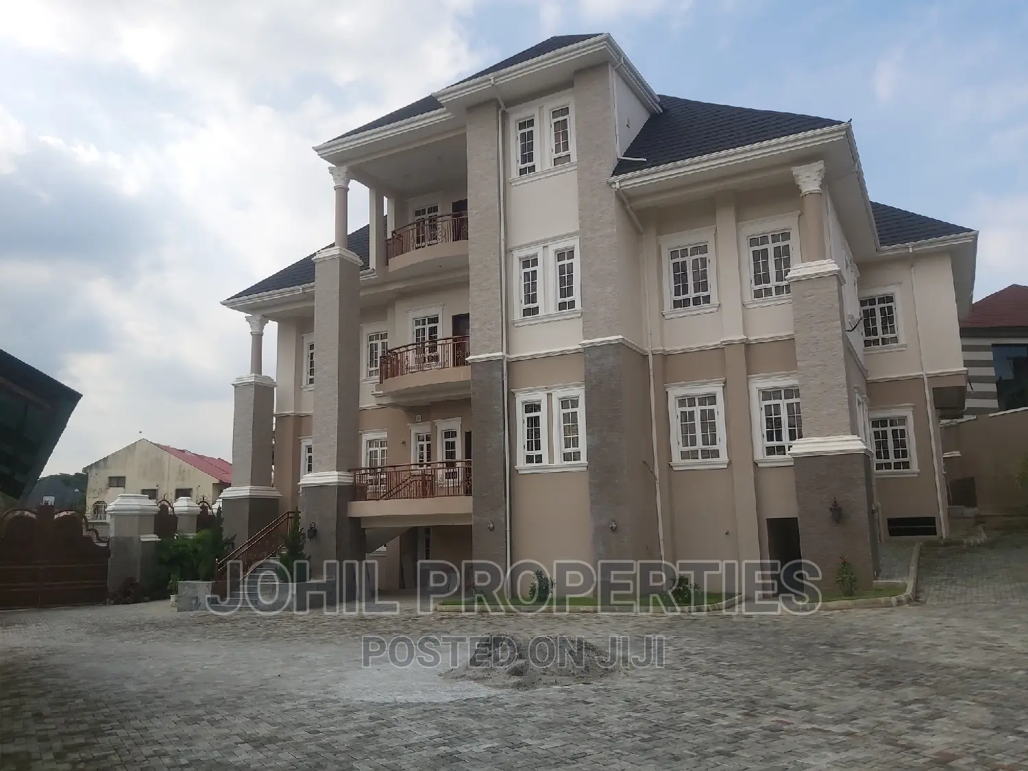 9bdrm Mansion in Maitama for sale in Maitama