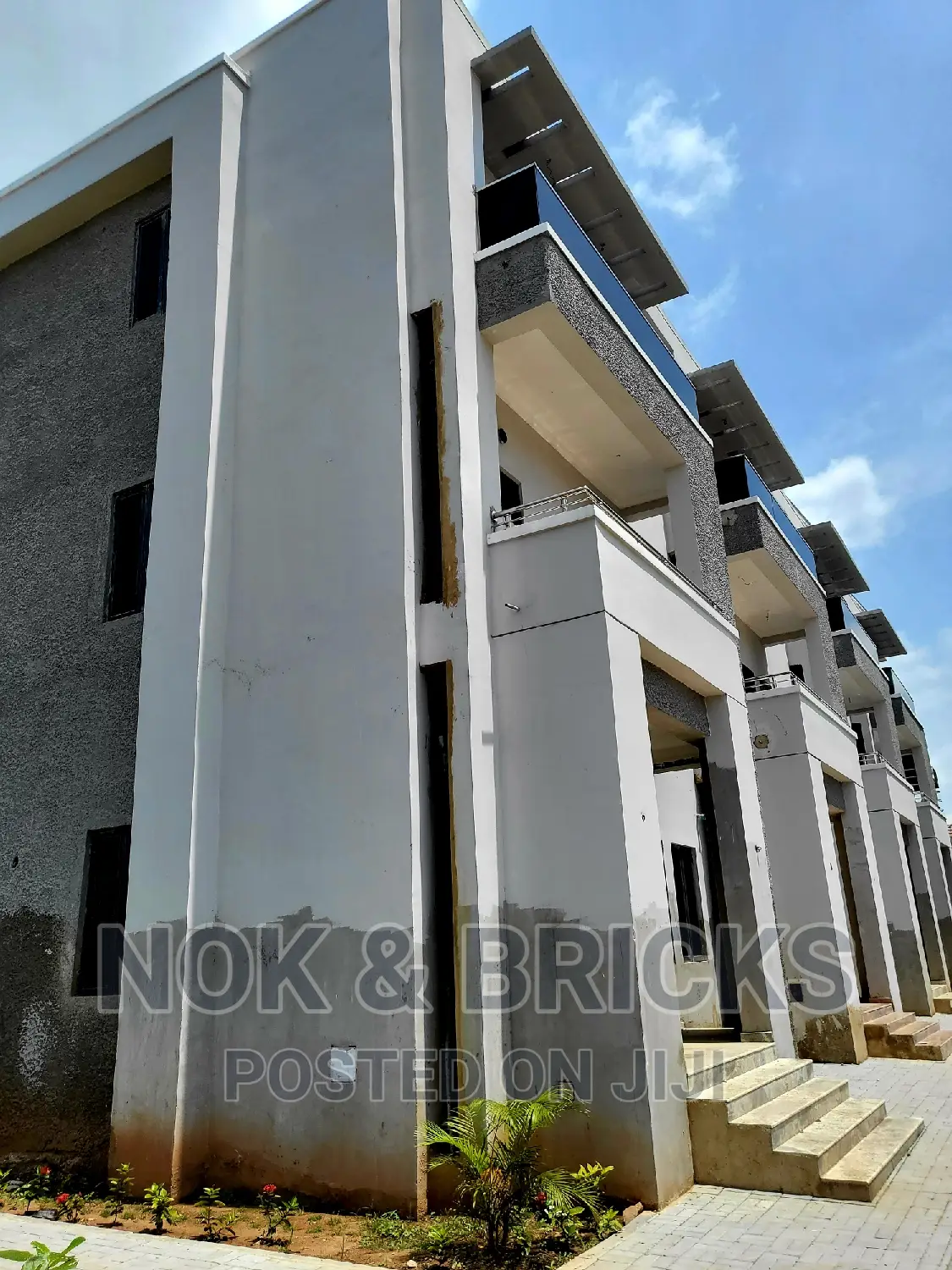 5bdrm Duplex in Bricks Luxury Court, Durumi for sale in Durumi