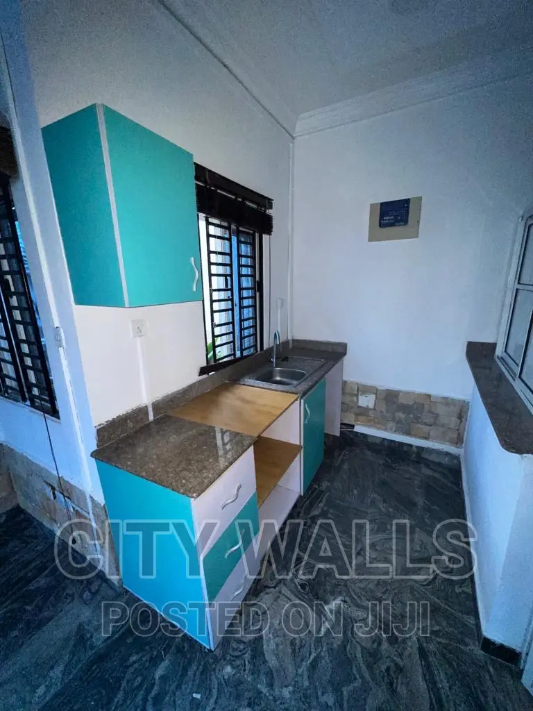 Mini Flat in Chevron for rent in Chevron