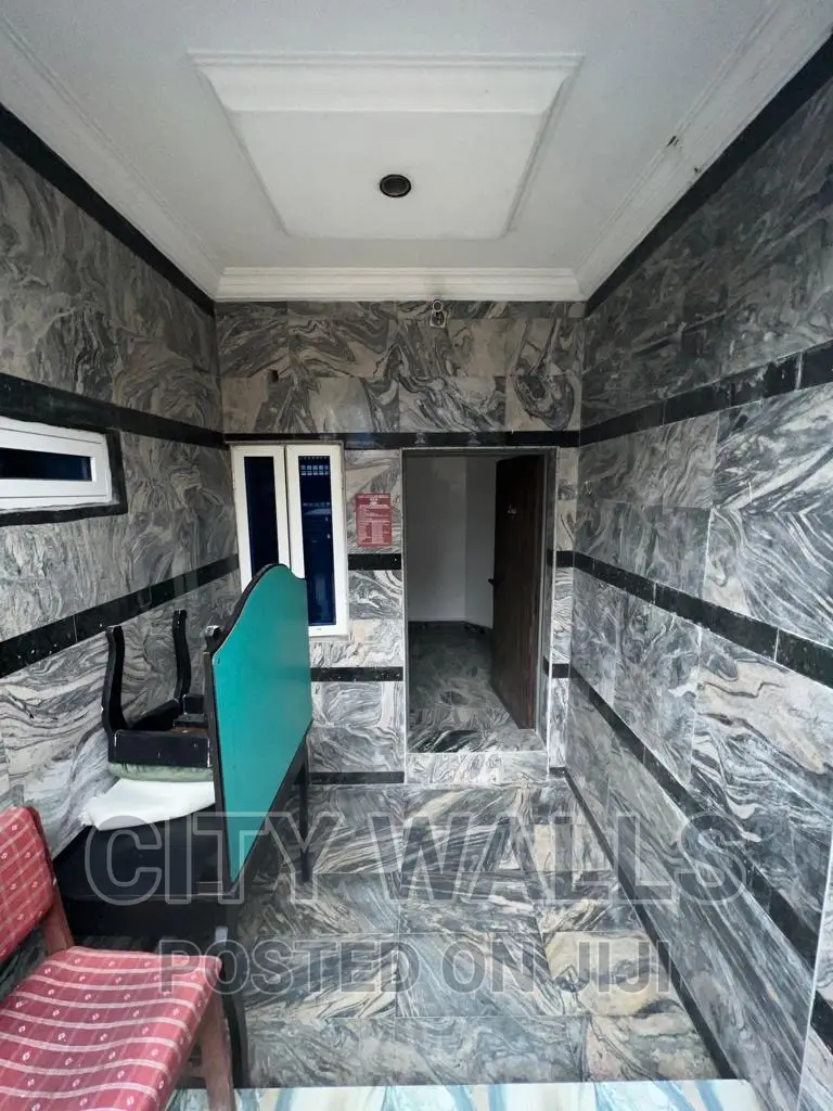 Mini Flat in Chevron for rent in Chevron