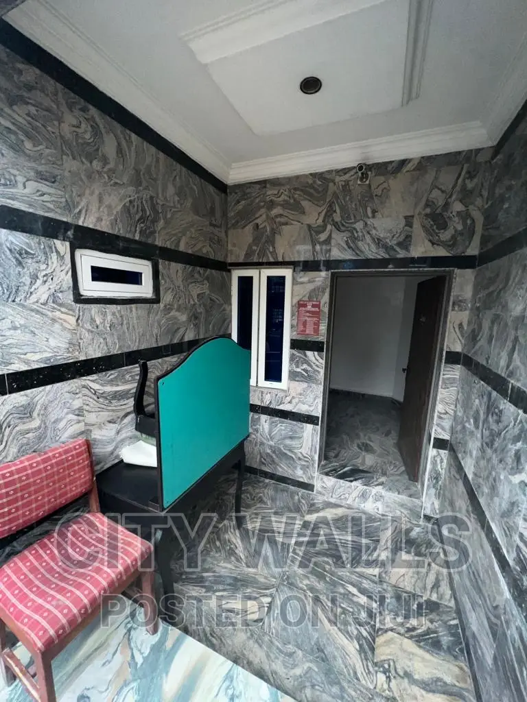 Mini Flat in Chevron for rent in Chevron