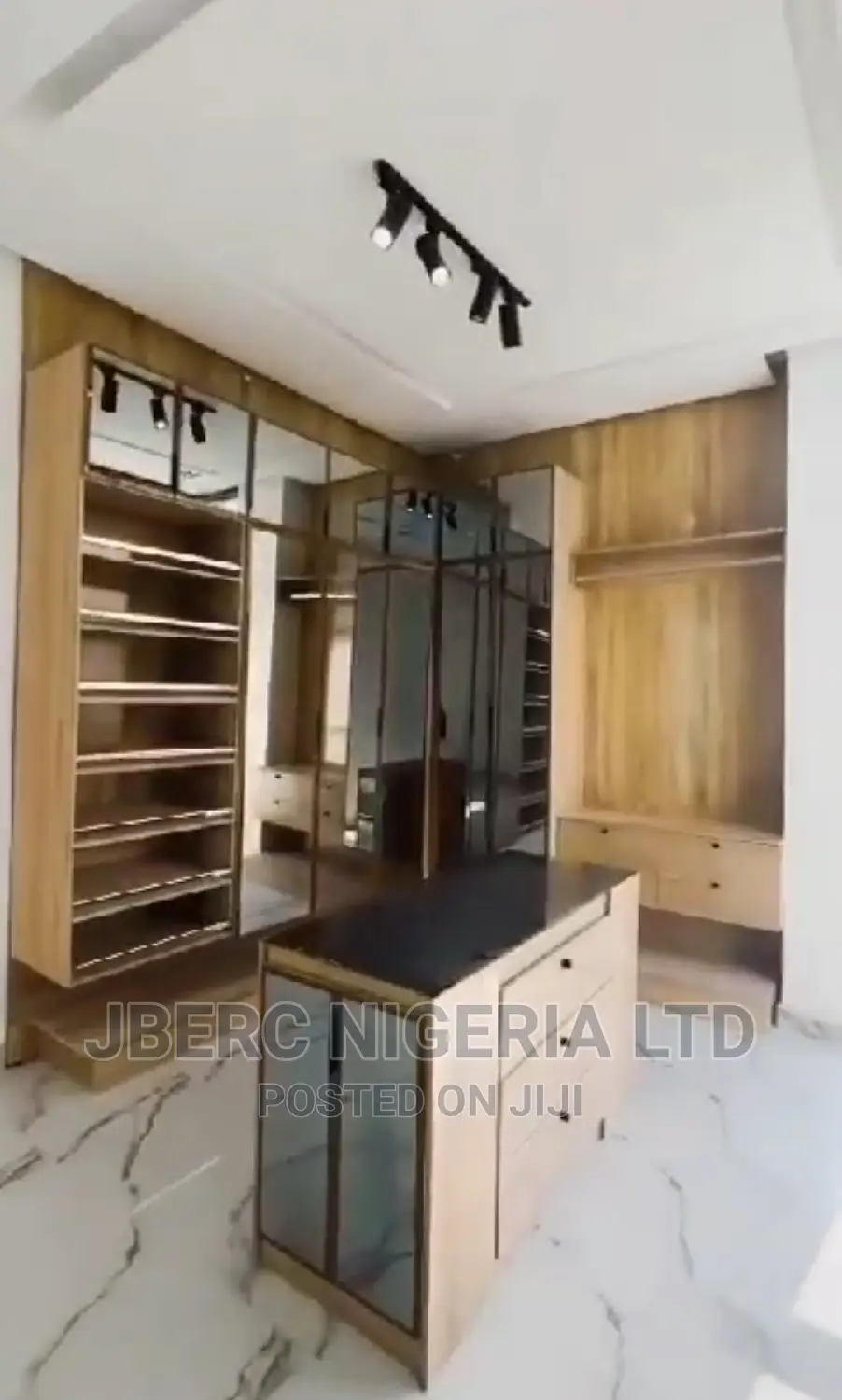 5bdrm Duplex in Chevron Estate for sale in Chevron