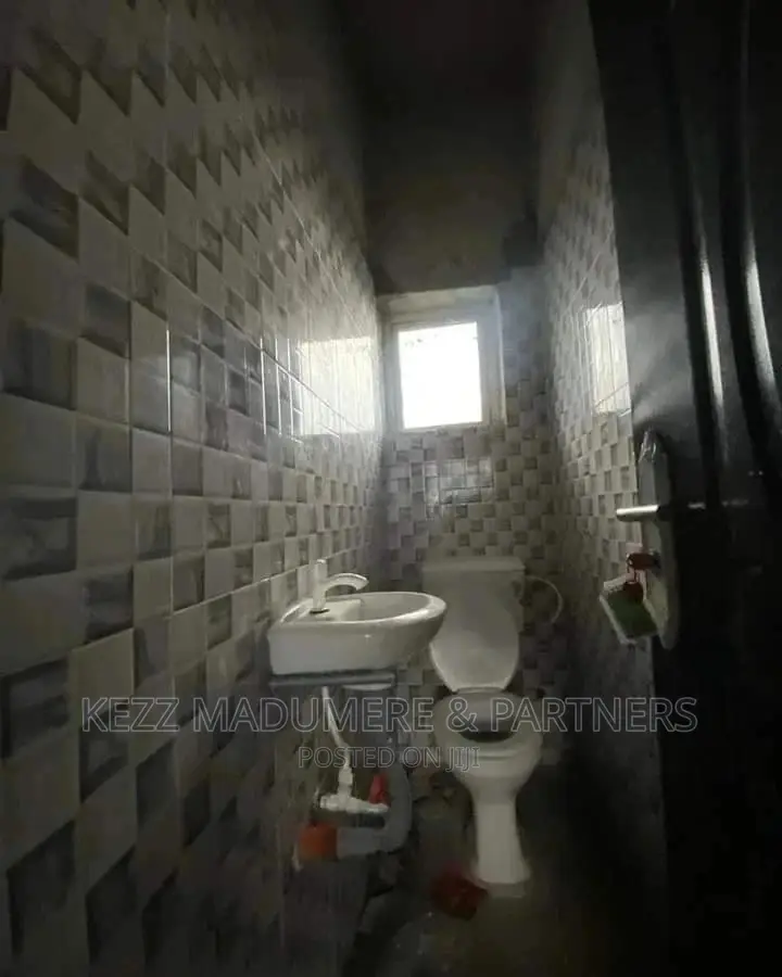 1bdrm Block of Flats in Off Sars Road, Port for sale in Port-Harcourt