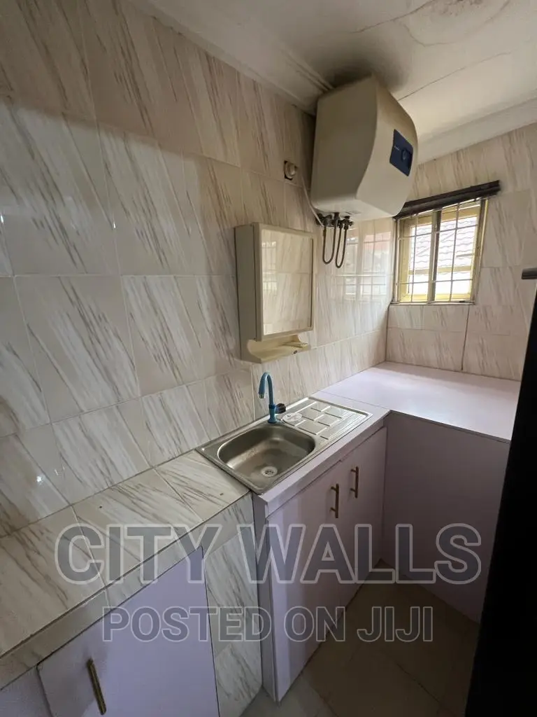 Mini Flat in Chevron for rent in Chevron