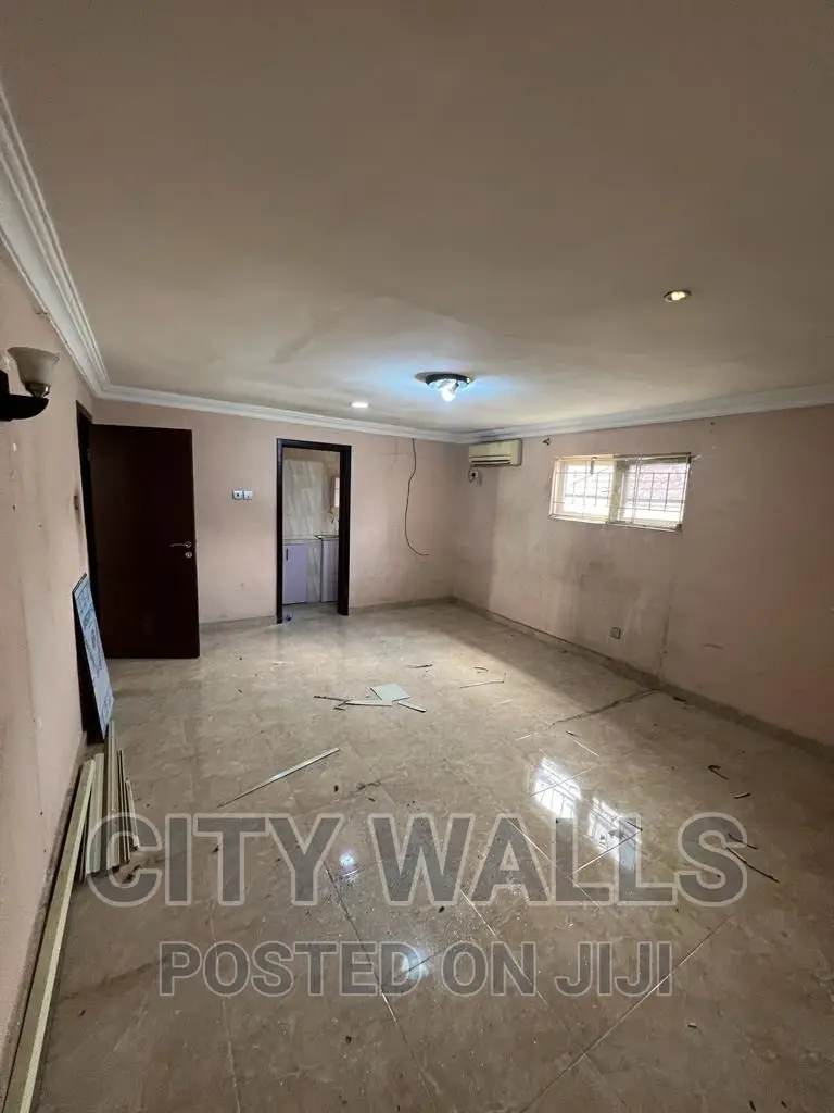 Mini Flat in Chevron for rent in Chevron