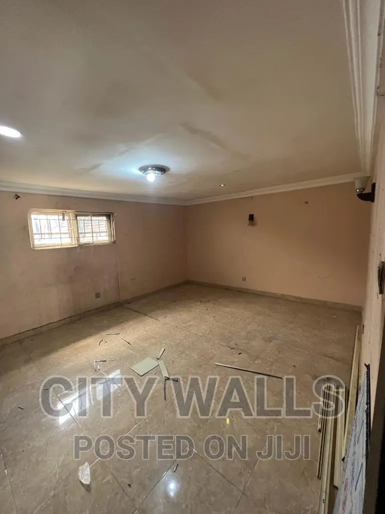 Mini Flat in Chevron for rent in Chevron