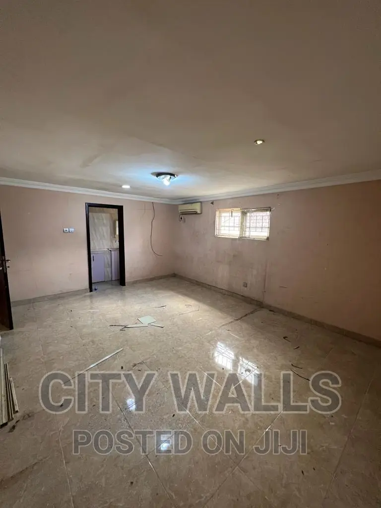 Mini Flat in Chevron for rent in Chevron