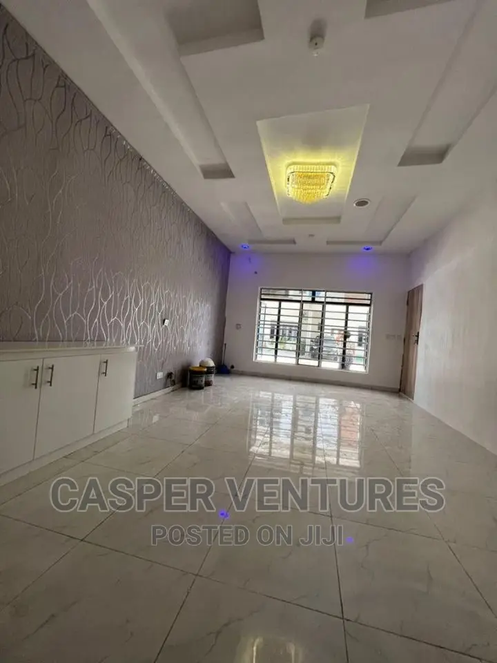 Mini Flat in Orchid, Chevron for rent in Chevron