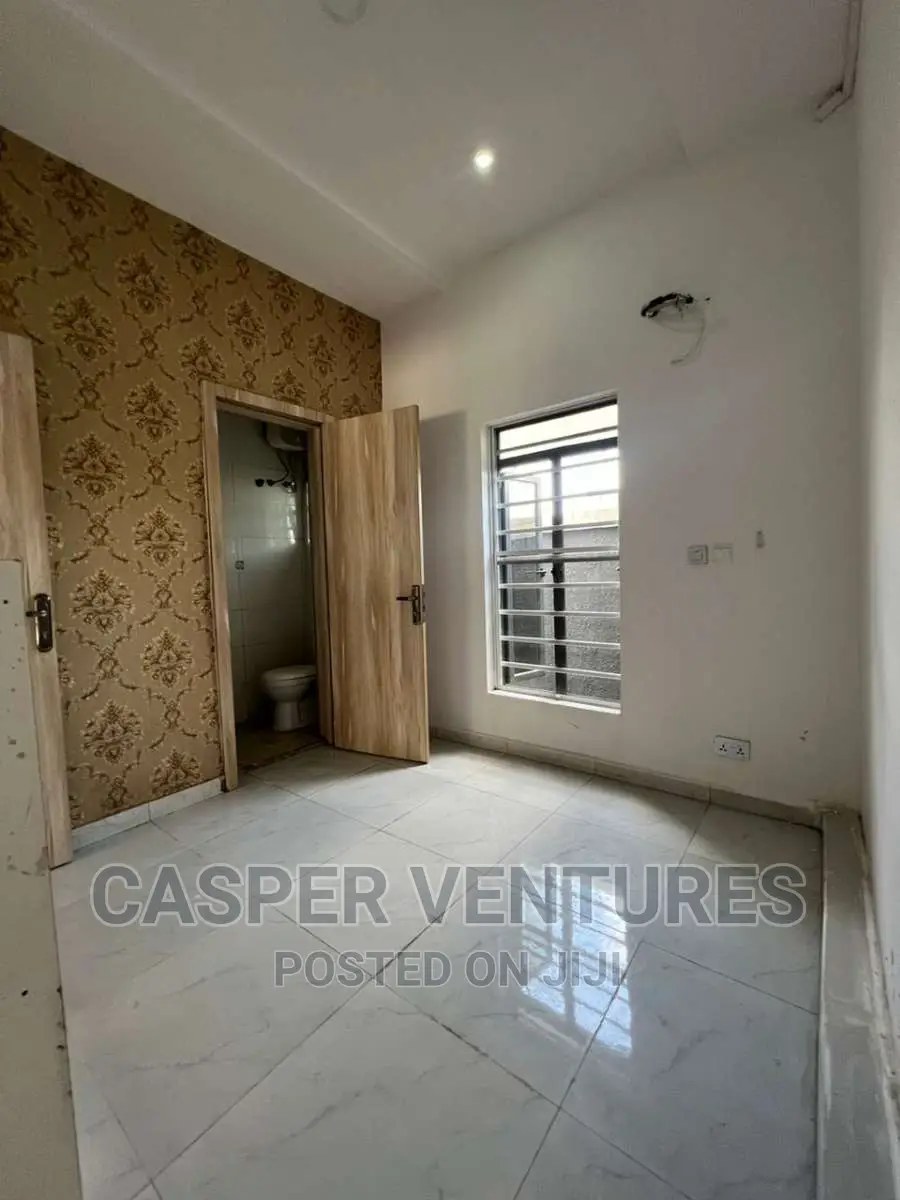 Mini Flat in Orchid, Chevron for rent in Chevron