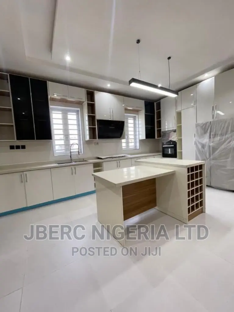 5bdrm Duplex in Lakeview Park Estate, Ikota for sale in Ikota
