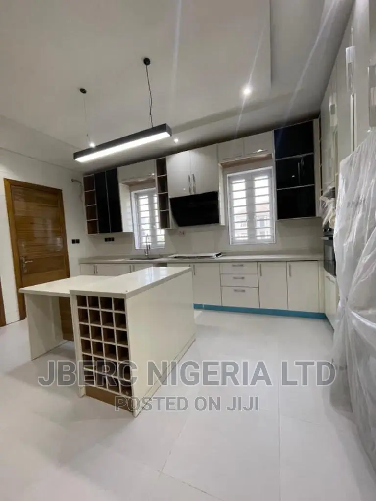 5bdrm Duplex in Lakeview Park Estate, Ikota for sale in Ikota