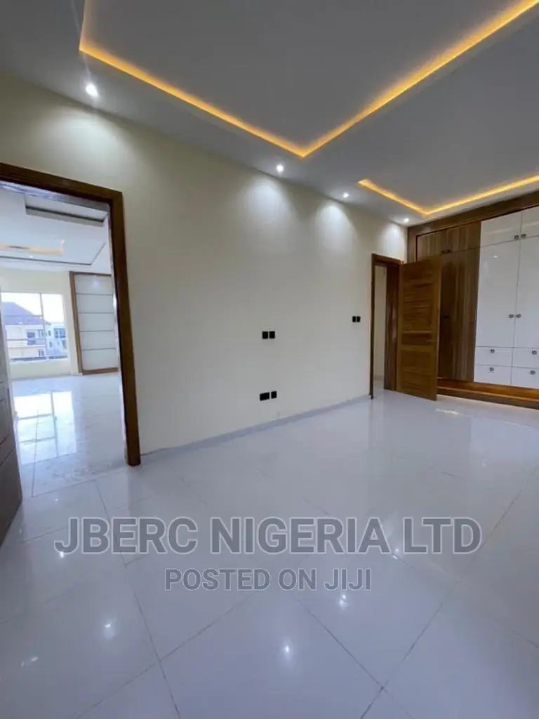 5bdrm Duplex in Lakeview Park Estate, Ikota for sale in Ikota