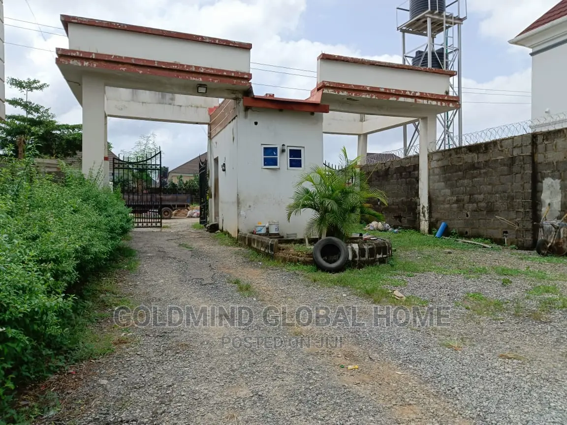 5bdrm Duplex in Lugbe for sale in Sabon Lugbe