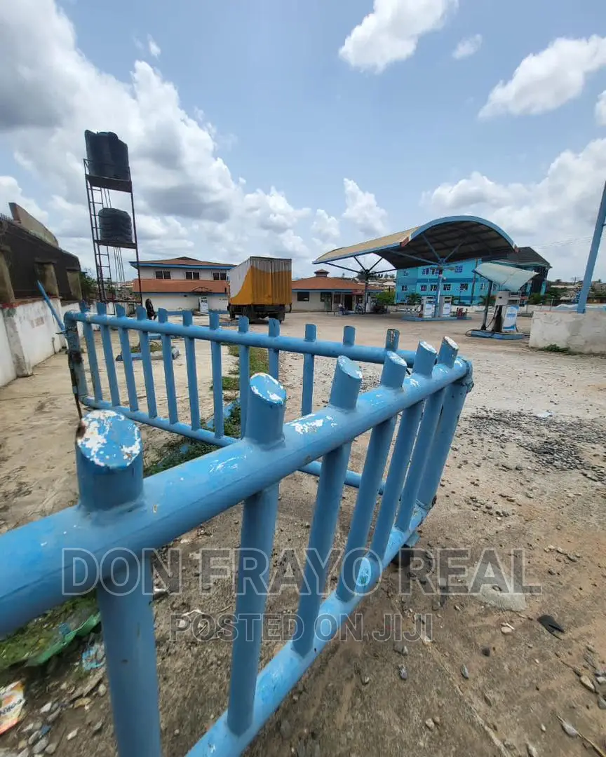 Petrol Station With Offices on Challenge Expressway for Sale in CHallenge / Ibadan