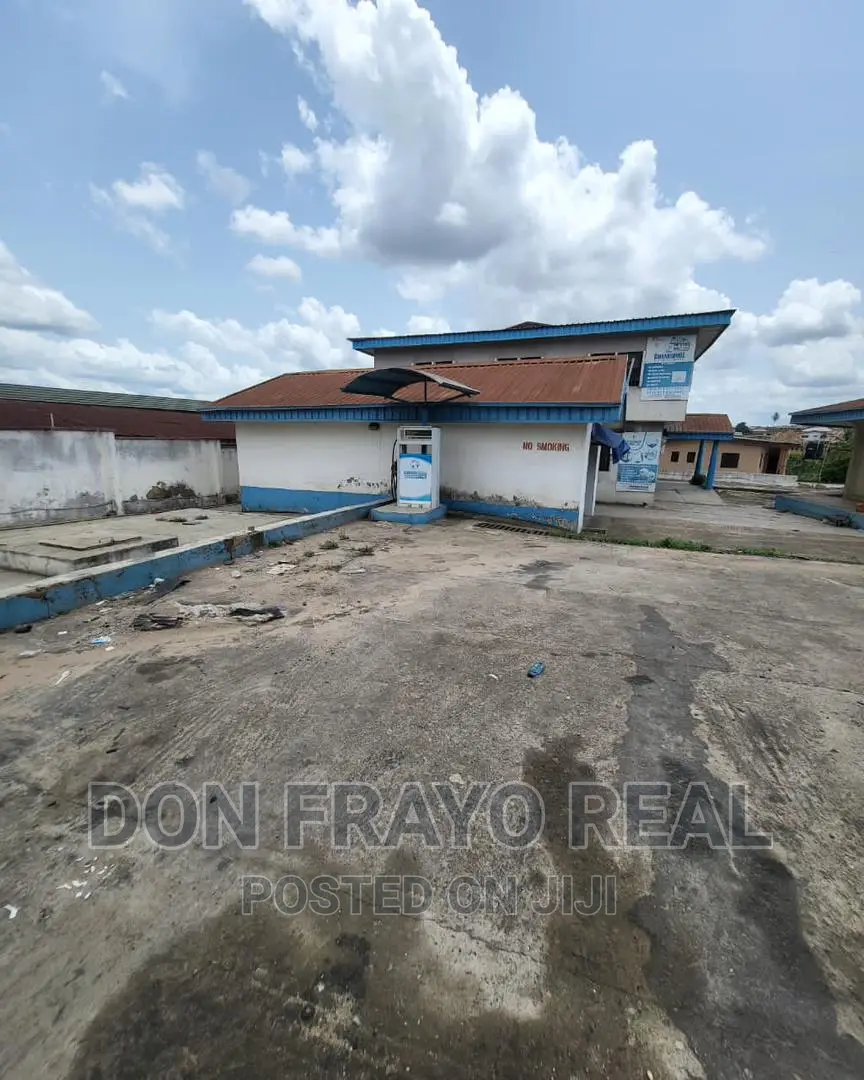 Petrol Station With Offices on Challenge Expressway for Sale in CHallenge / Ibadan