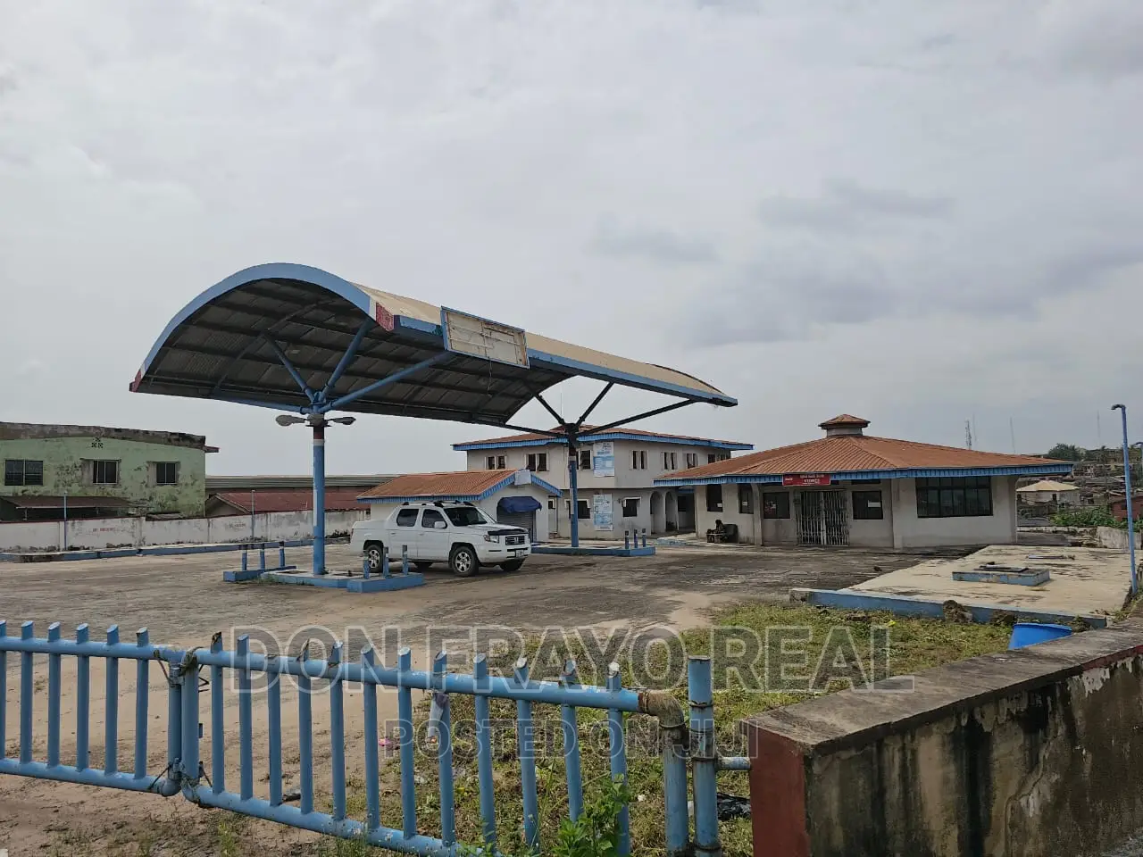 Petrol Station With Offices on Challenge Expressway for Sale in CHallenge / Ibadan