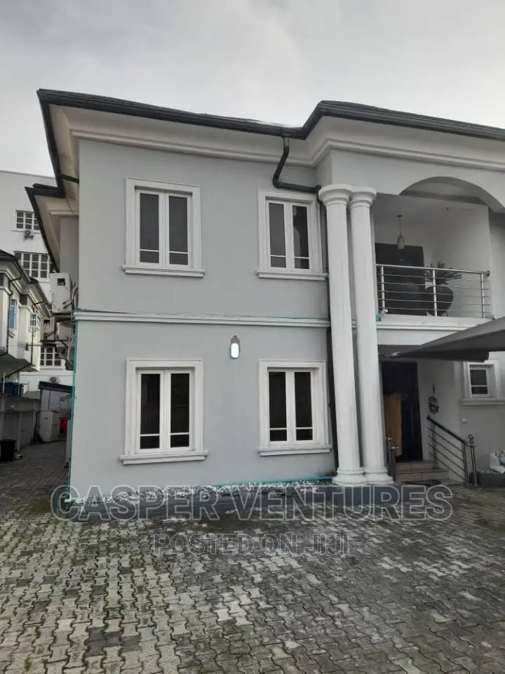 Mini Flat in Chevron for rent in Chevron