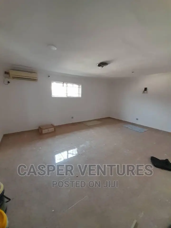 Mini Flat in Chevron for rent in Chevron