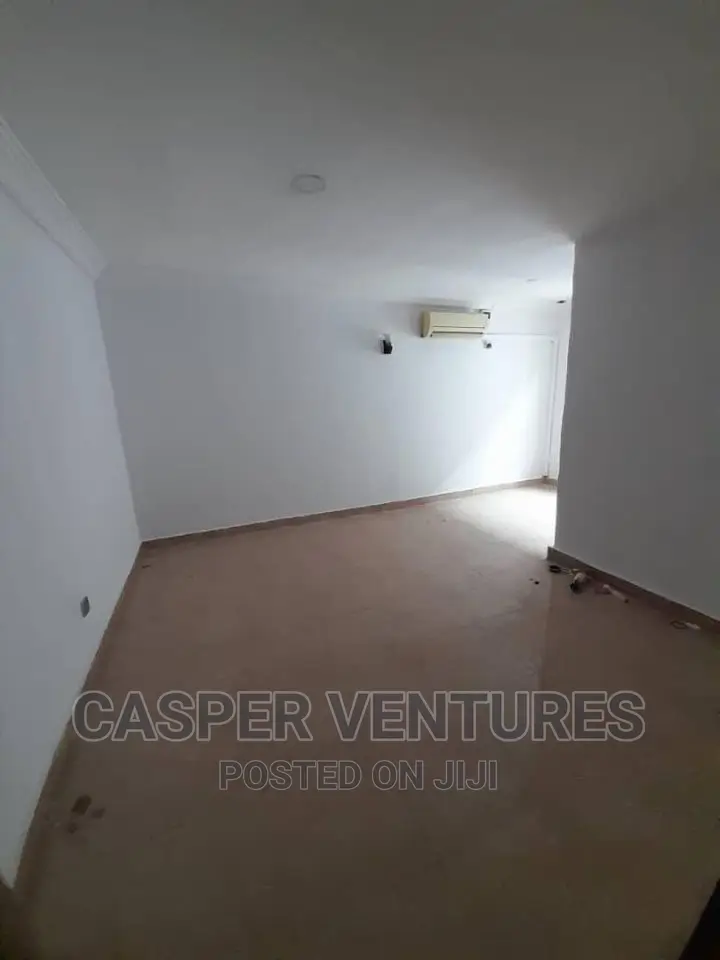 Mini Flat in Chevron for rent in Chevron