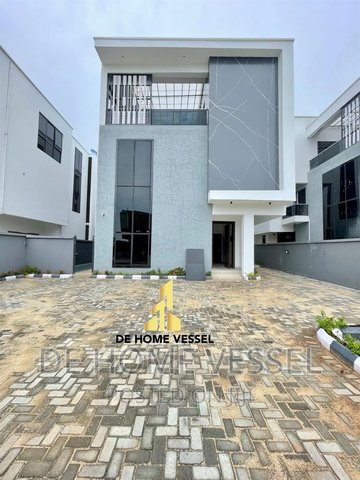 5bdrm Duplex in Ikate for sale in Ikate