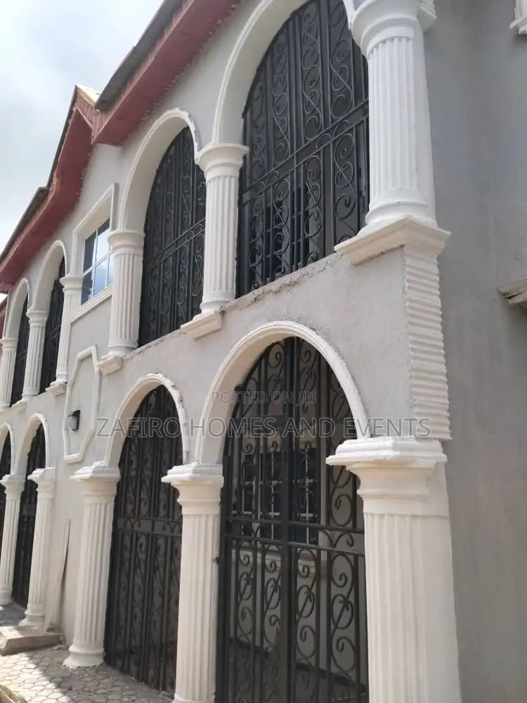 10bdrm Duplex in Gbagi Market, Alakia for sale in Alakia