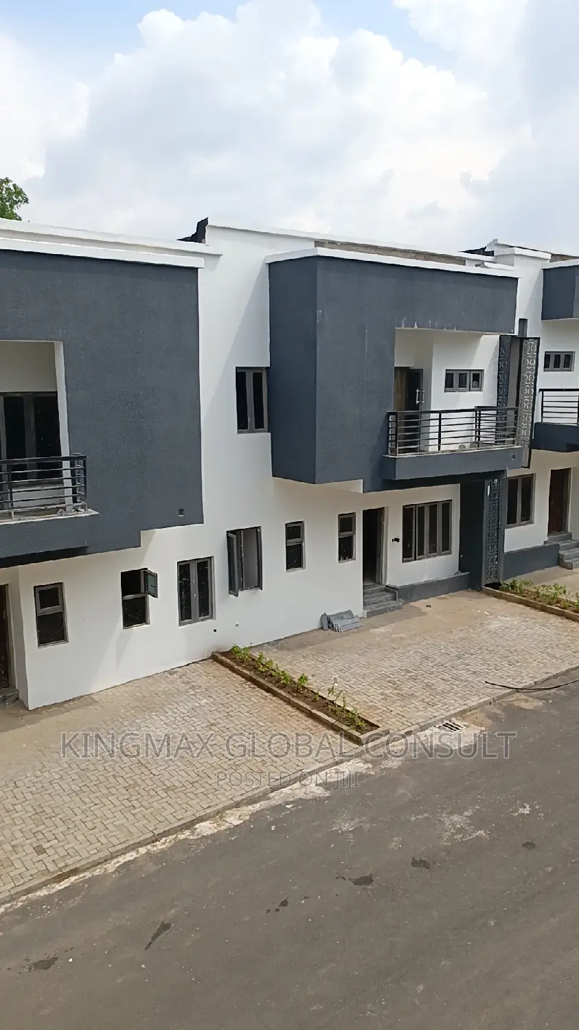 5bdrm Duplex in Life Camp for sale in Life Camp