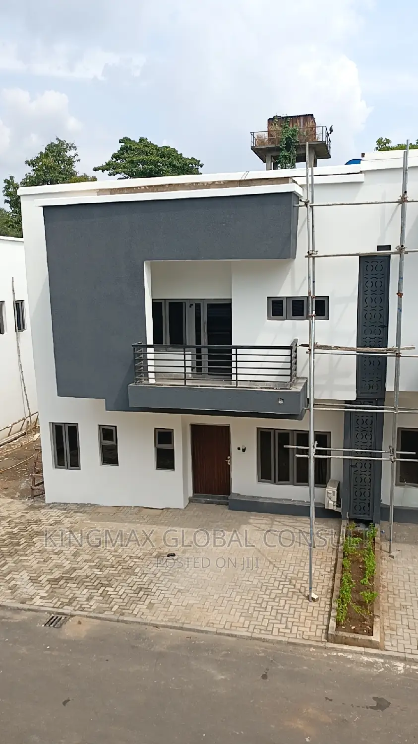 5bdrm Duplex in Life Camp for sale in Life Camp
