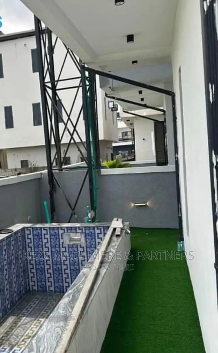 5bdrm Duplex in Inside An Estate, for sale in Lekki Phase 1