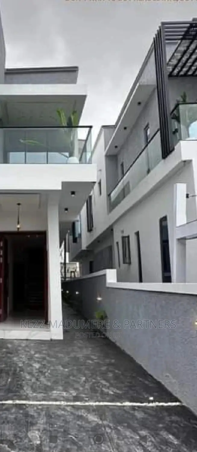 5bdrm Duplex in Inside An Estate, for sale in Lekki Phase 1