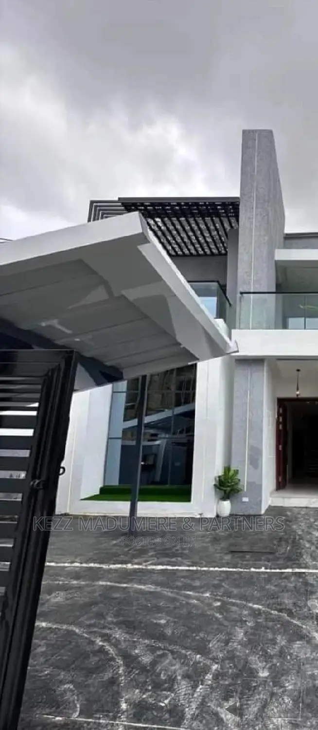 5bdrm Duplex in Inside An Estate, for sale in Lekki Phase 1