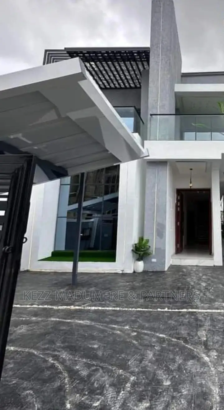 5bdrm Duplex in Inside An Estate, for sale in Lekki Phase 1