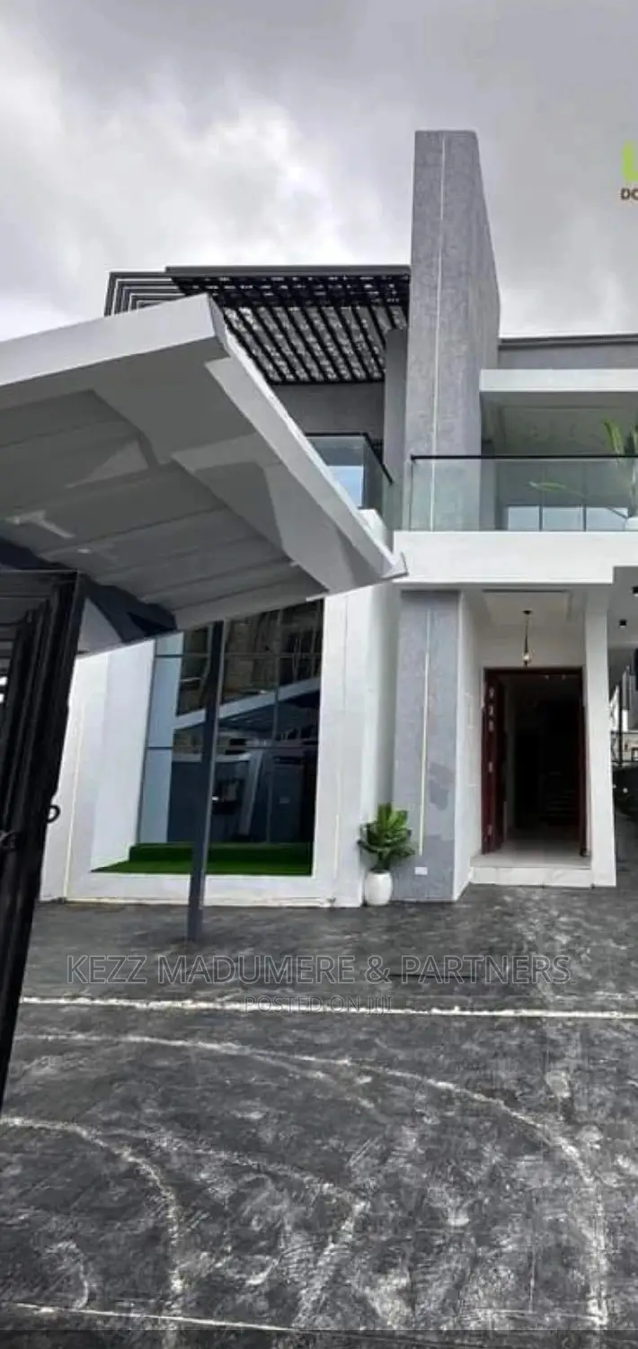 5bdrm Duplex in Inside An Estate, for sale in Lekki Phase 1