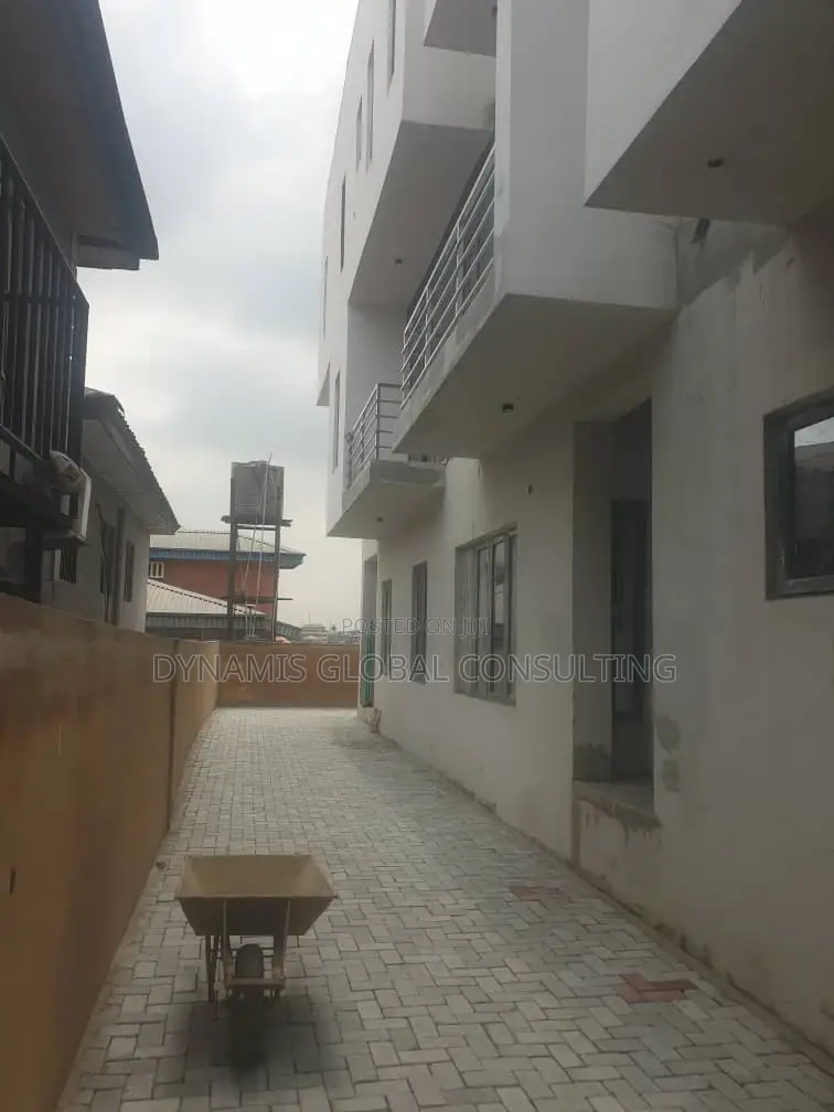 Furnished 3bdrm Block of Flats in Magodo Phase 2 for rent in GRA Phase 2 Shangisha