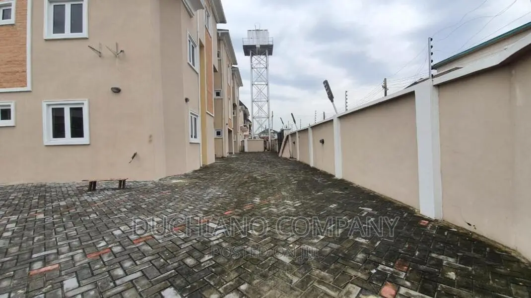 16bdrm Block of Flats in Agungi for sale in Agungi