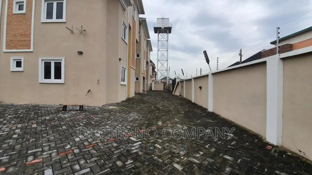 16bdrm Block of Flats in Agungi for sale in Agungi